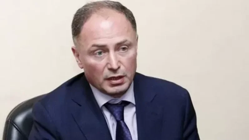 Դադարեցնում է աշխատանքը