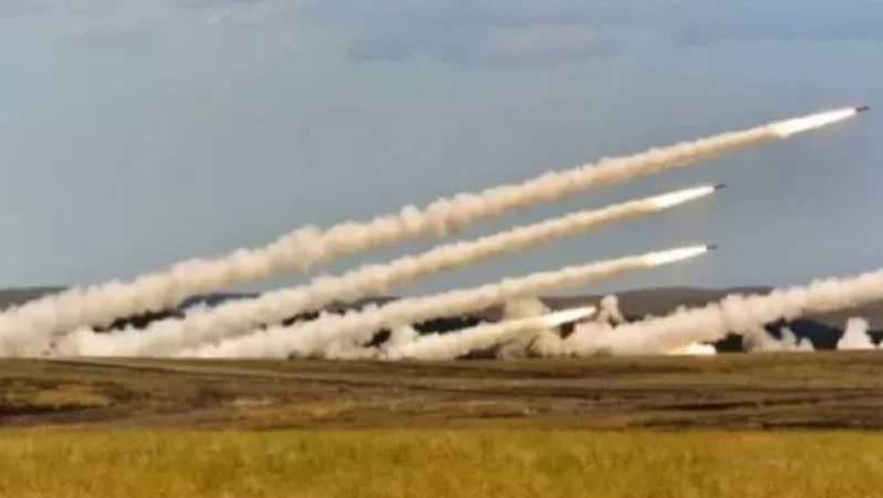 Այս պահին թշնամական ուժերը ռմբակոծում են Մարտակերտը. կիրառվում է ռազմական ավիացիա