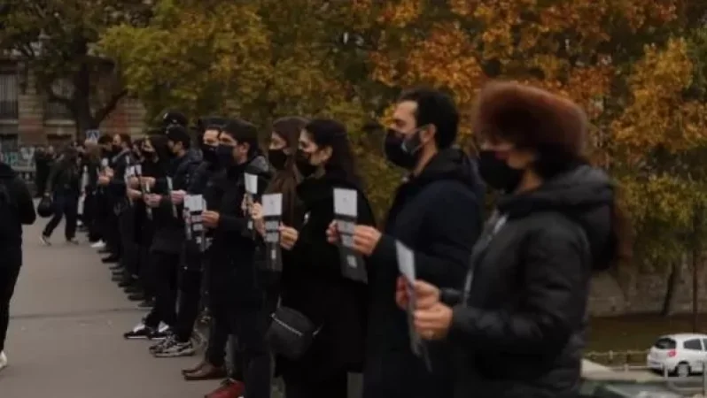 Լուսանկարներ. Փարիզում Թուրքիայի դեսպանատան մոտ հայ երիտասարդները լուռ ակցիան են իրականացրել
