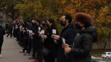 Լուսանկարներ. Փարիզում Թուրքիայի դեսպանատան մոտ հայ երիտասարդները լուռ ակցիան են իրականացրել