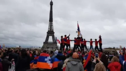 Ֆրանսիայում հայերը բազմամարդ ակցիա են անցկացրել Էյֆելյան աշտարակի մոտ