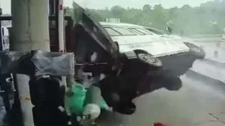 ՏԵՍԱՆՅՈՒԹ․ Ինչպես է շտապօգնության մեքենան ամբողջ արագությամբ մխրճվում անցակետի մեջ․ Հնդկաստան