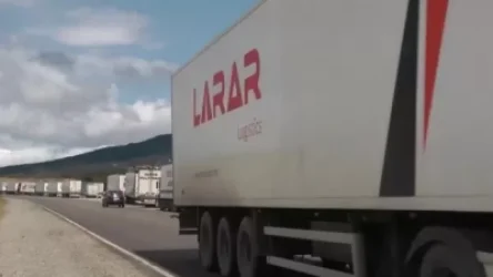 ՏԵՍԱՆՅՈՒԹ․ Բեռնատարների երկար հերթ «Լարսի» ճանապարհին. 25%–ը հայկական են․ Sputnik