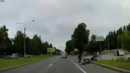 ՏԵՍԱՆՅՈՒԹ․ Ինչպես է մոտոցիկլավարը հետիոտնային անցումի վրա վրաերթի է ենթարկում մարդկանց․ ՌԴ