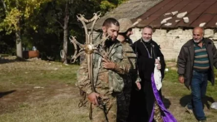 ՏԵՍԱՆՅՈՒԹ. Հրետակոծության տակ զինվորականն ու հոգեւորականը Արցախում տեղադրում են եկեղեցու խաչը