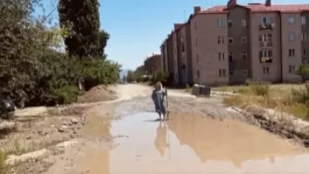 ՏԵՍԱՆՅՈՒԹ․ Ռուս զբոսաշրջիկը Գյումրու կենտրոնական փողոցներից մեկում ձուկ է որսում