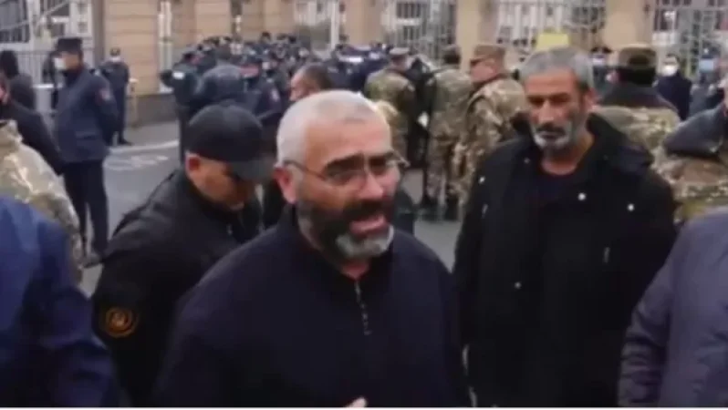 Մենք մեր երեխաներին ենք խնդրում. անհետ կորած զինվորների հայրերը չեն կարողանում զսպել արցունքները