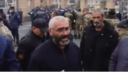 Մենք մեր երեխաներին ենք խնդրում. անհետ կորած զինվորների հայրերը չեն կարողանում զսպել արցունքները