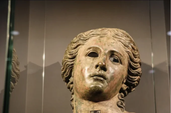 ԼՈՒՍԱՆԿԱՐՆԵՐ. Հայաստանի պատմության թանգարանում առաջին անգամ ցուցադրվել են Անահիտ աստվածուհու բրոնզե արձանի բնօրինակ հատվածները