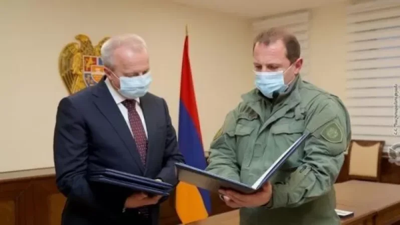 ՀՀ պաշտպանության նախարարը հանդիպել է Հայաստանում Ռուսաստանի դեսպանի հետ