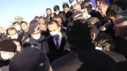 ՏԵՍԱՆՅՈՒԹ. Նստել եք ձեր կառավարական աթոռներին ու արհամարհում եք մեզ. քաղաքացին՝ վարչապետի օգնականին