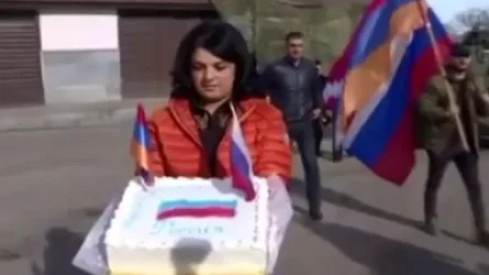 ՏԵՍԱՆՅՈՒԹ. Ստեփանակերտի բնակիչները տորթ են նվիրել ռուս խաղաղապահներին