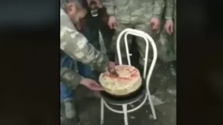 ՏԵՍԱՆՅՈՒԹ. Ադրբեջանցի զինվորները Նիկոլ Փաշինյանի պատվին տորթ են պատրաստել