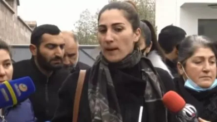 ՈՒՂԻՂ. Անհետ կորած զինծառայողների ծնողները բողոքի ակցիա են անում Էջմիածնի զորամասի դիմաց