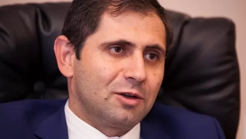 Բենզալցակայանում նախարարին մա՞տ են ցույց տվել․ նախարարությունը հերքում է