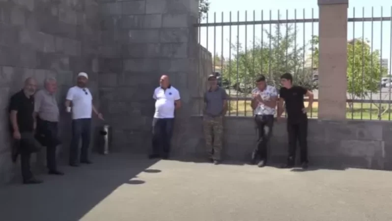 Զոհված զինծառայողների ծնողների բողոքի ակցիան` ՊՆ-ի դիմաց