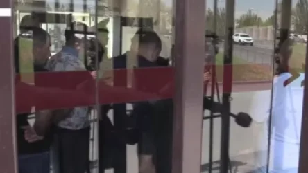 ՏԵՍԱՆՅՈՒԹ. ՊՆ-ի մոտ իրավիճակը լարվեց. ծնողների համբերությունը հատել է, փորձում են մուտք գործել շենք