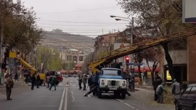 Թումանյան փողոցում աշնանային էտ է