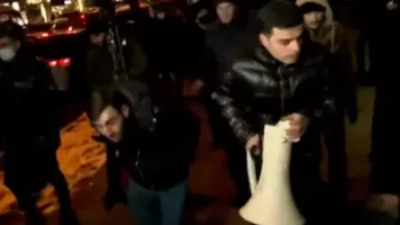 ՏԵՍԱՆՅՈՒԹ. Քաղաքացին պատուհանից ջուր լցրեց ցուցարարների վրա