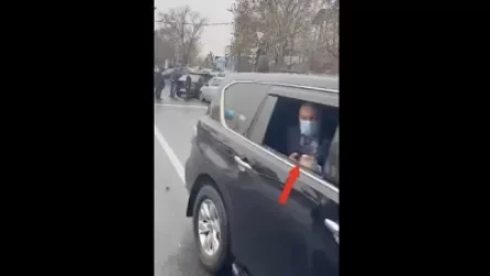 ՏԵՍԱՆՅՈՒԹ.  ԱԺ ուղևորվելիս Փաշինյանի թիկնապահները մեքենայի մեջ նստել են՝ զենքը դեպի դուրս պահած