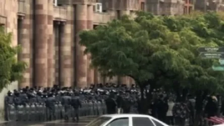 Վարչապետի հրաժարականի պահանջով ակցիա Կառավարության դիմաց. ոստիկանները շարքերով պատ են կազմել շենքի մոտ