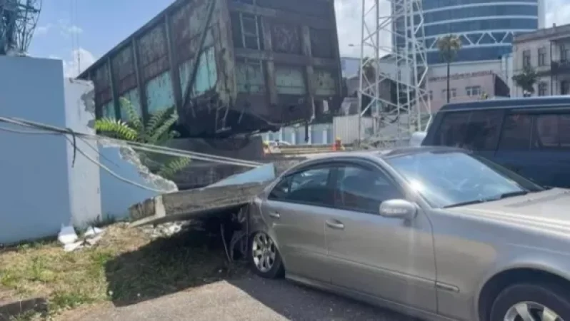 Բաթումիի նավահանգստում գնացքը դուրս է եկել երթևեկելի մասից