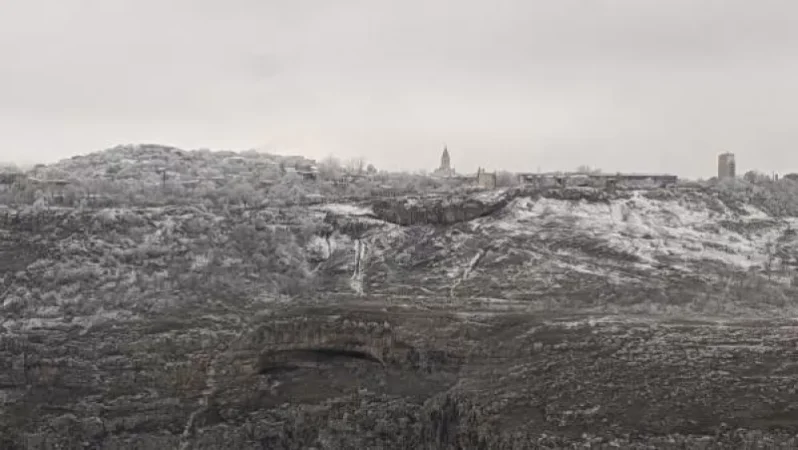 Տեսարան Շոշ գյուղից դեպի Շուշիի Սուրբ Ամենափրկիչ Ղազանչեցոց մայր տաճար