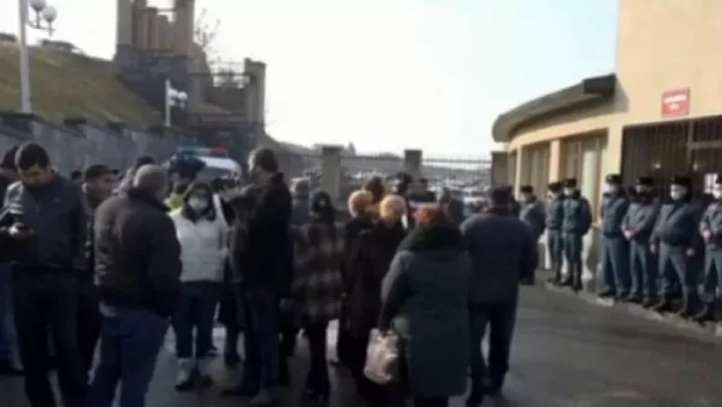 «Ուզում ենք Օնիկ Գասպարյանի հետ հանդիպենք».անհետ կորածների հարազատներ