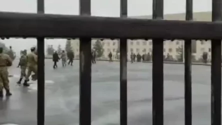 ՏԵՍԱՆՅՈՒԹ. Անհետ կորած զինծառայողների ծնողները պատնեշներ հաղթահարելով մտել են ՊՆ բակ