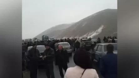 Խծաբերդում և Հին թաղերում շրջափակման մեջ մնացածների հարազատները Շիրակում ճանապարհ են փակել