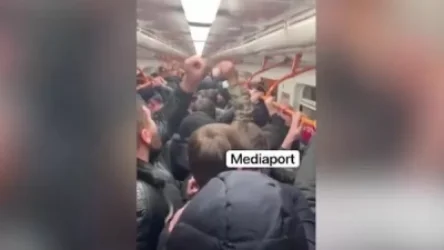 ՏԵՍԱՆՅՈՒԹ. Երեւանի մետրոյում քաղաքացիներն ակցիա են իրականացնում՝ «Առանց Նիկոլ, Հայաստան» կարգախոսով