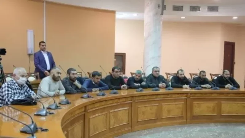 ՀՀ պաշտպանության նախարարը հանդիպել է անհետ կորած զինծառայողների հարազատների հետ