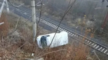 Մեքենան դուրս է եկել երթևեկելի մասից և ժայռից ընկել երկաթուղային գծերի օտարացված հողաշերտի վրա