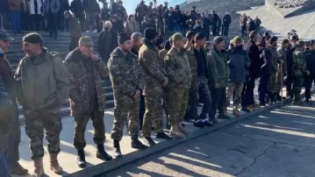 Ազատամարտիկները Եռաբլուրում պատ են կազմել՝ թույլ չտալու համար Փաշինյանի մուտքը սրբավայր