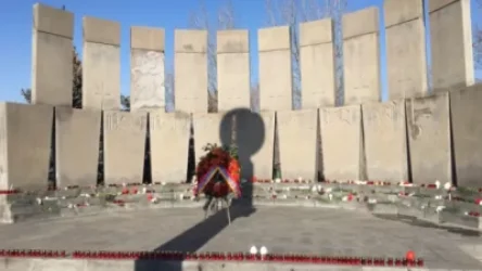 Եռաբլուրում Սերժ Սարգսյանի անունից ծաղկեպսակ է տեղադրվել