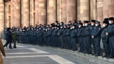 Մեծաթիվ ոստիկանական ուժեր Կառավարության շենքի մոտ