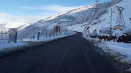 Ժամը 17։30-ի դրությամբ‚ մերկասառույցի պատճառով, Վարդենյաց լեռնանցքը դժվարանցանելի է