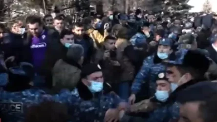 Եռաբլուրում սգո երթի ժամանակ ծեծկռտուք է տեղի ունեցել. Hraparak