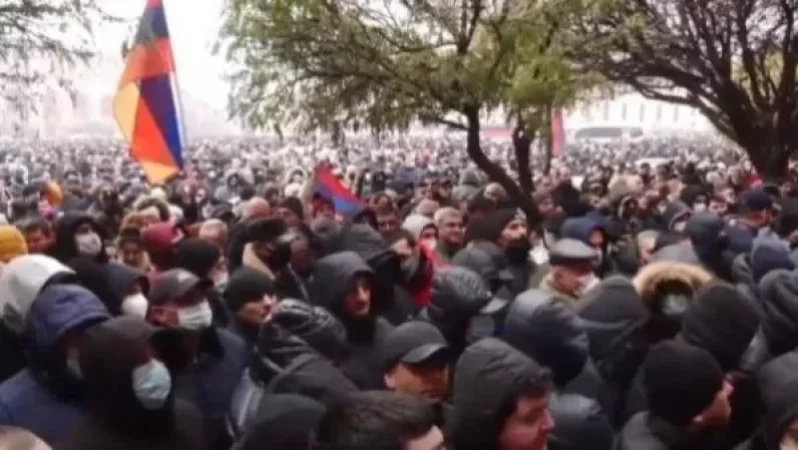 Կառավարության շենքի մոտ ոստիկանները մի քանի շարքով շղթա են կազմել. Քաղաքացիները շրջափակել են շենքը