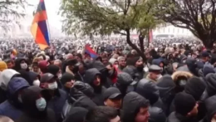 Կառավարության շենքի մոտ ոստիկանները մի քանի շարքով շղթա են կազմել. Քաղաքացիները շրջափակել են շենքը