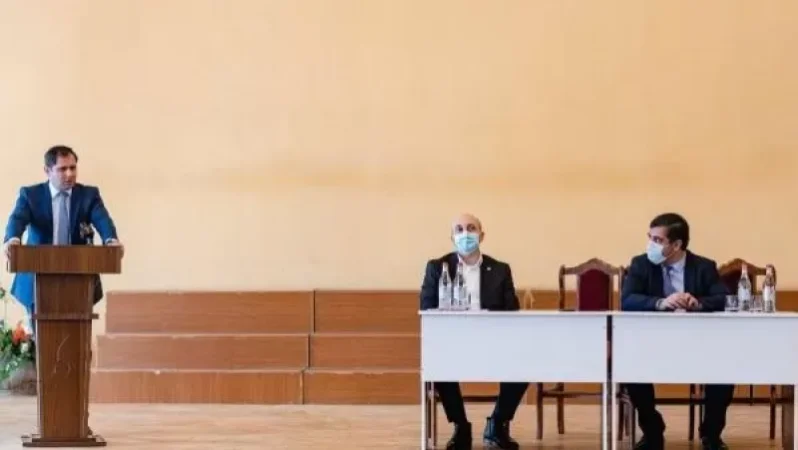 Սուրեն Պապիկյանը Լոռու մարզպետարանի աշխատակազմին է ներկայացրել նորանշանակ մարզպետին