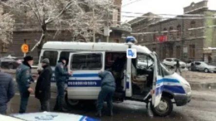 Քաղաքացիներին բերման ենթարկելու պահին ոստիկանության «ԳԱԶԵԼ»-ի դուռը պոկվեց