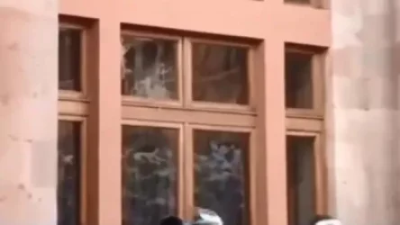 ՏԵՍԱՆՅՈՒԹ.  Քաղաքացիները ձվեր են նետում կառավարության շենքի վրա