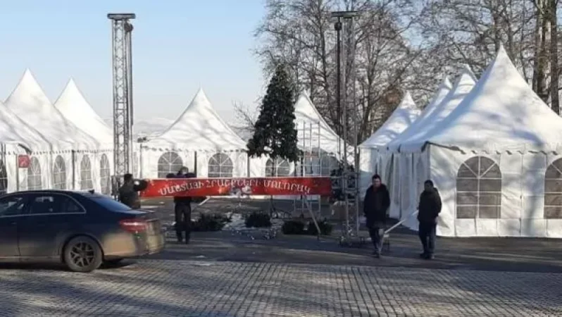 Արցախցիների պահանջով ապամոնտաժվում է Աննա Հակոբյանի հիմնադրամի տեղադրած տոնածառը. news.am