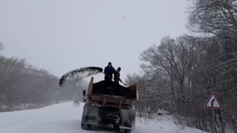 Ավտոճանապարհներին կատարվում են մաքրման և աղով, ավազով մշակման աշխատանքներ