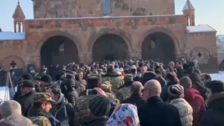 Քաղաքացիները հավաքվել են Սուրբ Գայանե եկեղեցու բակում՝ աջակցելու Հայ առաքելական եկեղեցուն