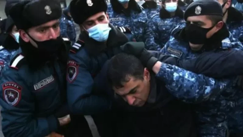 ԱԺ-ի դիմաց բողոքի ակցիա իրականացրած քաղաքացիներից 8 հոգի բերման է ենթարկվել