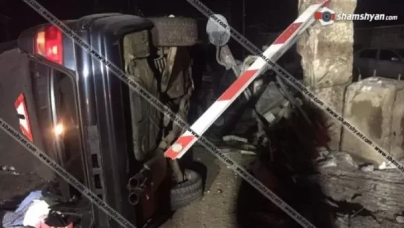 Կոտայքում 22-ամյա վարորդը Mercedes-ով բախվել է Opel-ին, ապա երկաթգծի երկաթյա արգելապատնեշին և կողաշրջվել