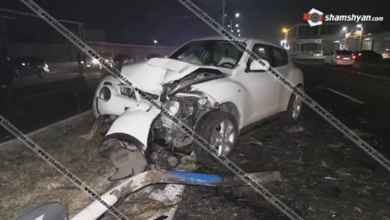 Mercedes Benz S 550-ը և Nissan-ը. ավտոմեքենաները տապալել են մի քանի էլեկտրասյուներ