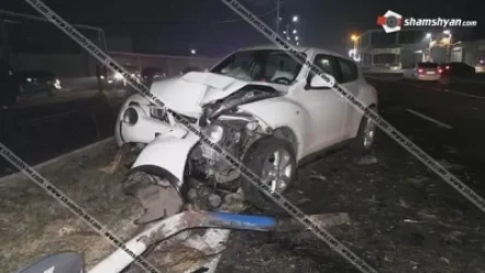 Mercedes Benz S 550-ը և Nissan-ը. ավտոմեքենաները տապալել են մի քանի էլեկտրասյուներ